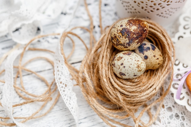 Foto decoração de páscoa com ovos pequenos