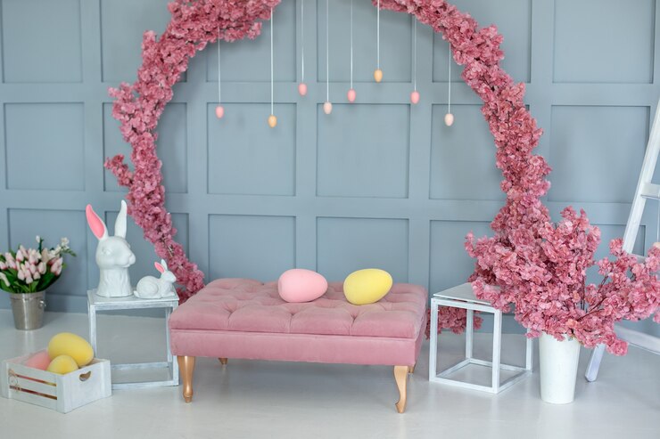Foto decoração de páscoa da sala de estar. interior da casa com flor rosa de sofá grande coroa de sakura na parede