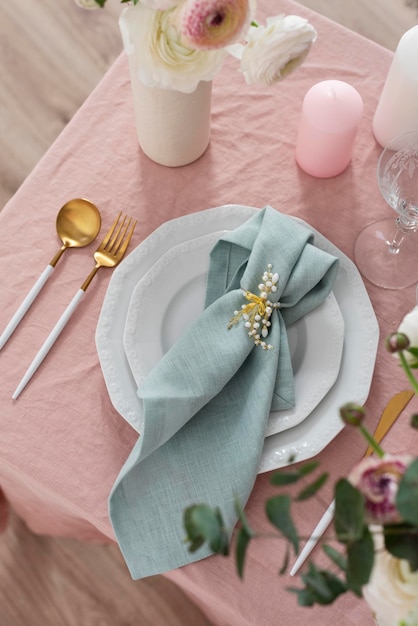 Decoração de Páscoa em casa Ranniculus flores toalha de mesa de linho rosa e guardanapos verdes imagem de foco seletivo