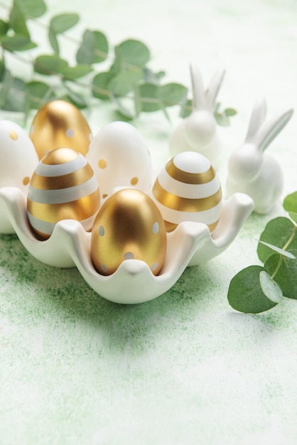 Decoração de páscoa ovos de páscoa dourados em suporte de cerâmica e coelhos decorativos