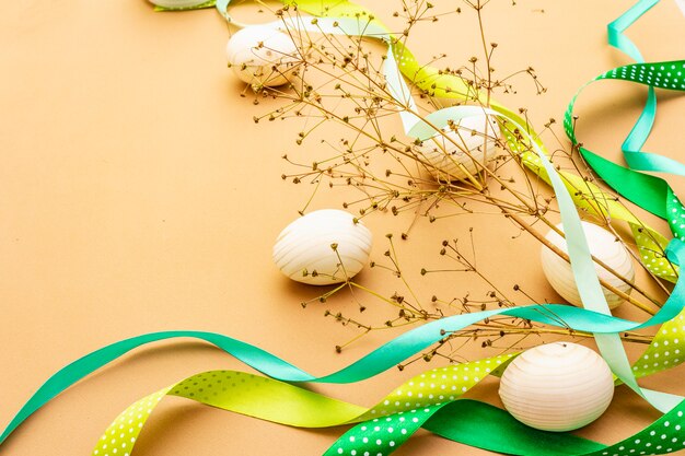 Decoração de Páscoa Ovos, fitas, flores frescas e folhas.