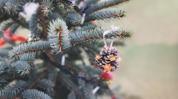 Decoração de pinha artesanal DIY em uma árvore de Natal