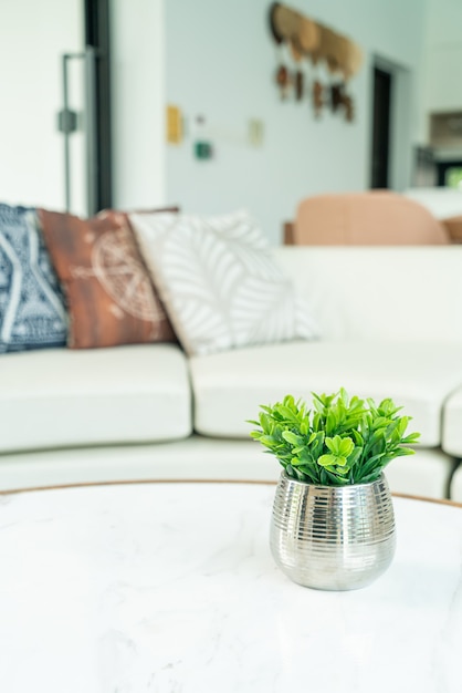 Decoração de planta em vaso na mesa da sala