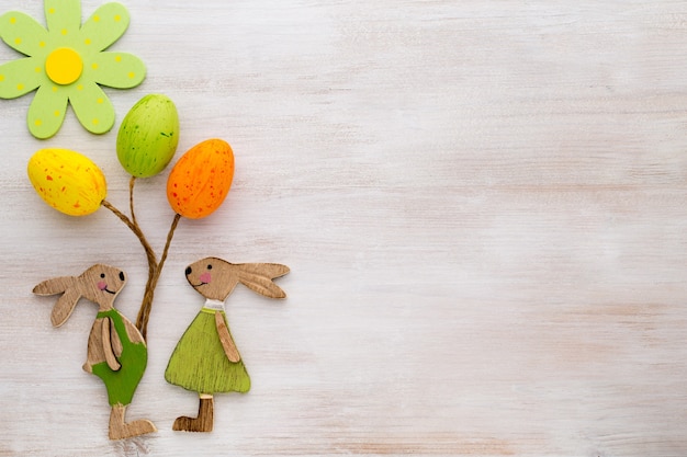 Decoração de primavera e Páscoa com coelhinhos de madeira, flores e borboletas