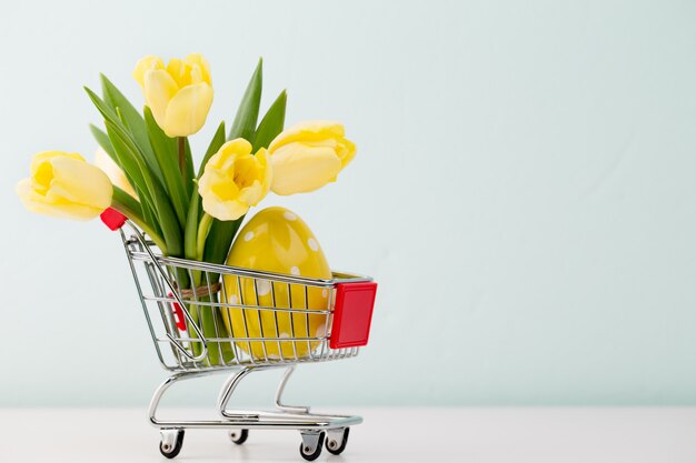 Decoração de primavera, tulipas amarelas com ovos de páscoa.