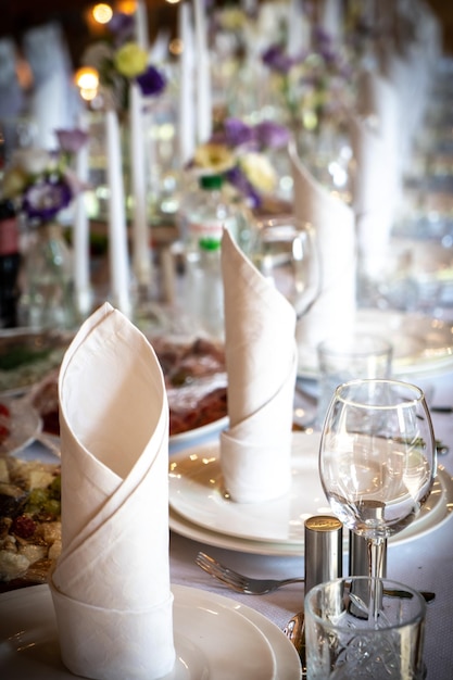 Decoração de restaurante de flores para mesa de casamento de noivos