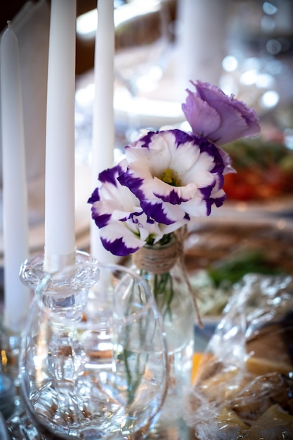Decoração de restaurante de flores para mesa de casamento de noivos