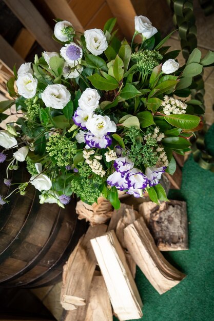 Decoração de restaurante de flores para mesa de casamento de noivos