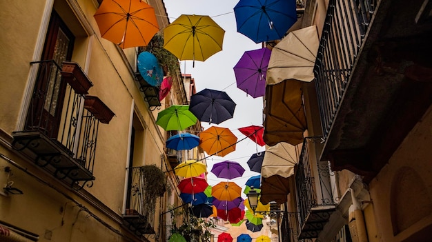 Decoração de rua com guarda-chuvas multicoloridos