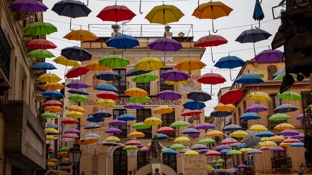 Decoração de rua com guarda-chuvas multicoloridos