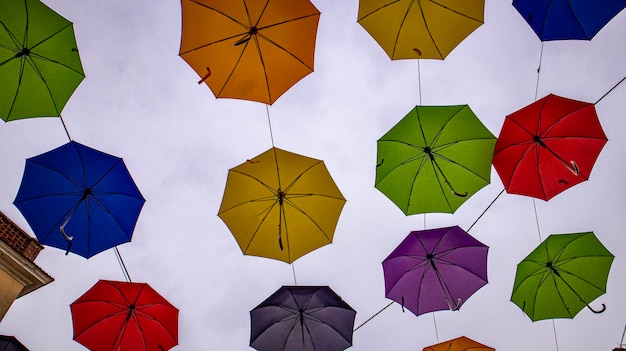 Decoração de rua com guarda-chuvas multicoloridos