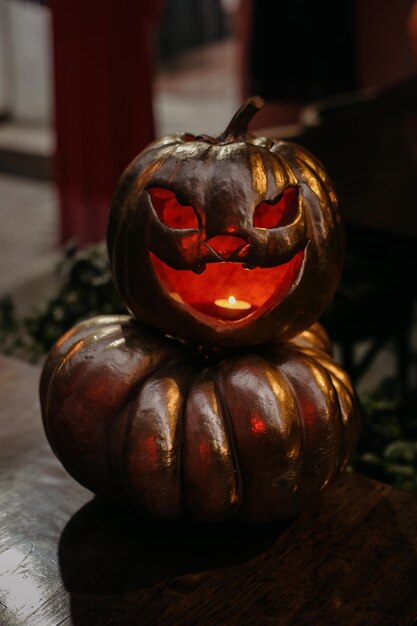 Decoração de rua de Halloween com abóbora Jacko'lantern assustadora com rosto brilhante esculpido assustador e luz de vela em decoração festiva moderna escura Feliz Dia das Bruxas