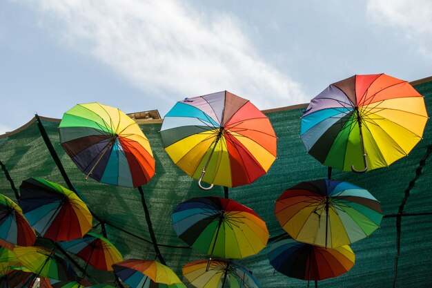 Decoração de rua urbana de guarda-chuvas coloridos pendurados