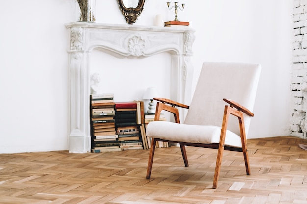 Decoração de sala de estar elegante com poltrona branca vintage