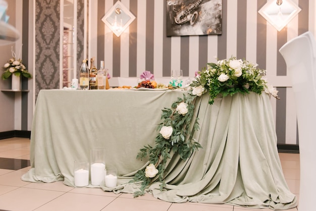 Decoração de salão para eventos decoração de casamento presidium e mesas para convidados com elementos de decoração de mesa de flores