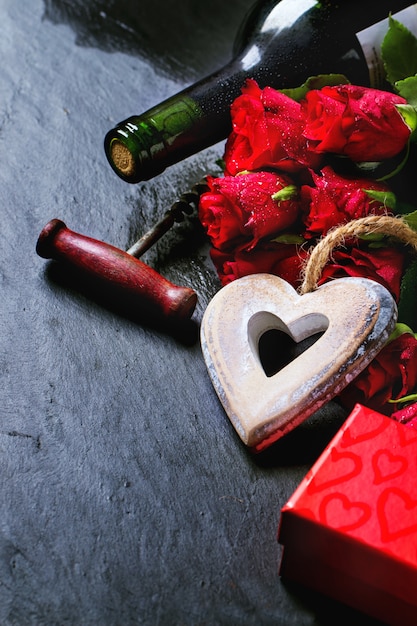 Decoração de São Valentim com rosas e vinho