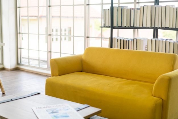decoração de sofá de tecido amarelo vazio em uma sala