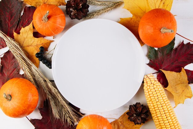 Foto decoração de talheres de ação de graças decoração de mesa festiva em fundo de madeira