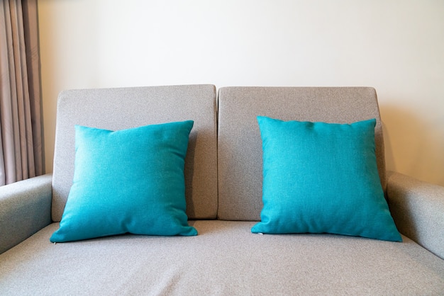 Foto decoração de travesseiros confortáveis no sofá da sala