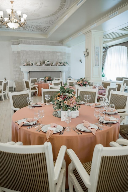 Decoração de uma mesa de casamento de férias no restaurante
