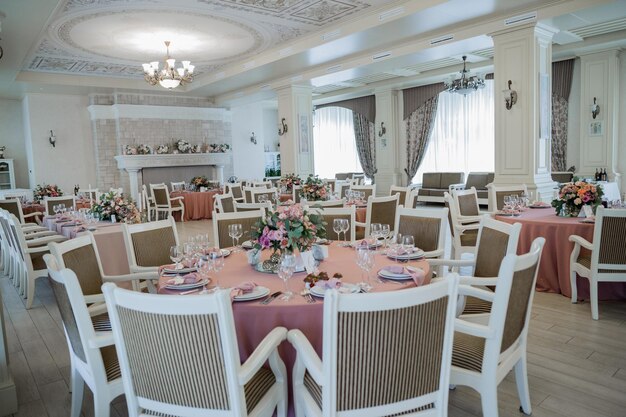 Decoração de uma mesa de casamento de férias no restaurante