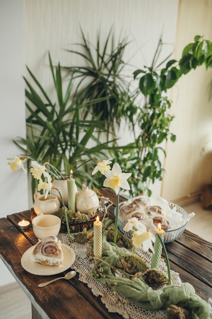 Decoração de uma mesa festiva em estilo rústico produtos de madeira musgo floricultura doce cozimento