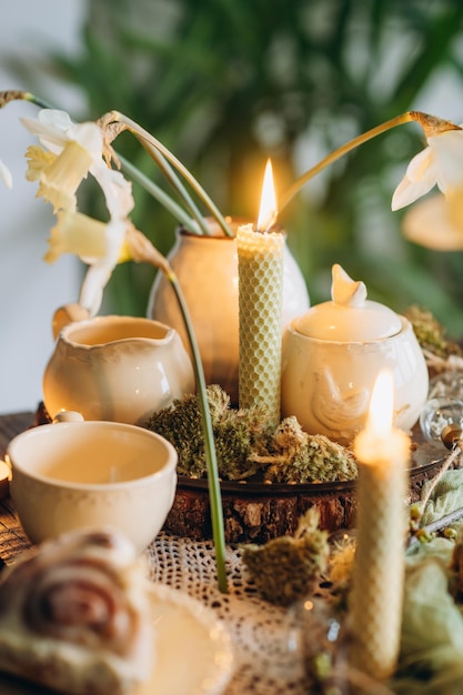 Decoração de uma mesa festiva em estilo rústico produtos de madeira musgo floricultura doce cozimento