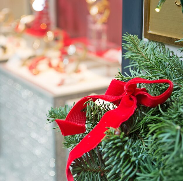 Decoração de vitrine com árvore de natal