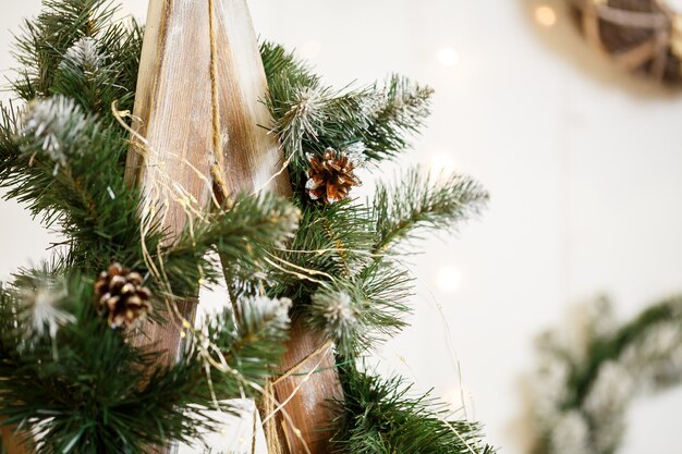 Decoração do close up em uma árvore de Natal com brinquedos. Conceito de ano novo