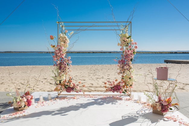 Decoração do evento. Chuppa de casamento no beira-rio decorado com flores frescas