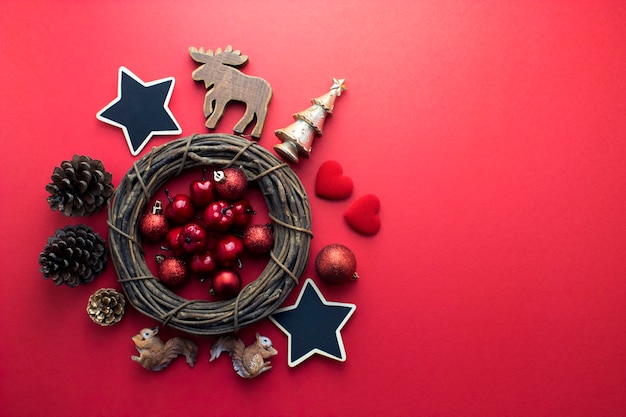 Decoração do feriado de Natal feliz com círculo de vinho de madeira em fundo vermelho