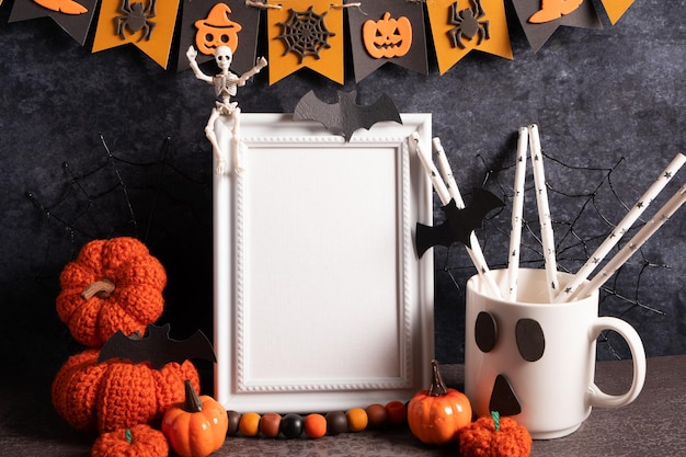 Decoração do interior para a guirlanda de Halloween com símbolos das abóboras tricotadas de férias uma caneca na forma de um fantasma Layout para design