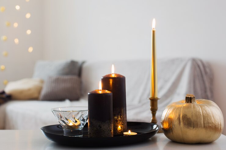 Foto decoração do lar com abóbora dourada e velas acesas