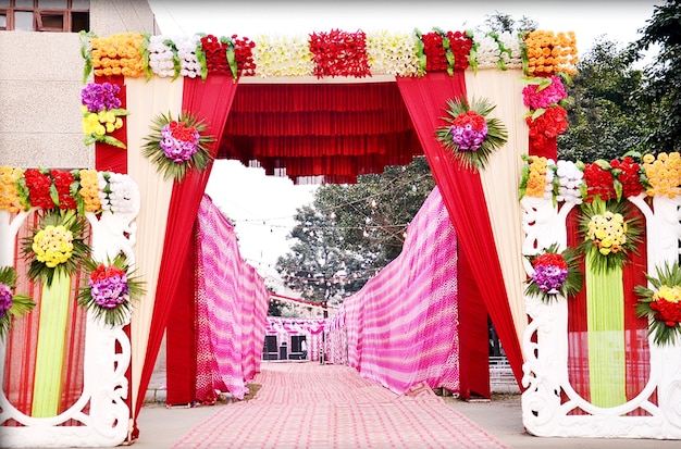 Decoração do portão de entrada em festa ao ar livre e casamento