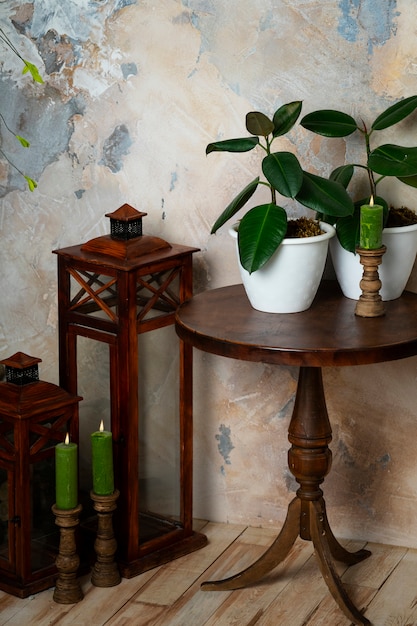 Decoração do quarto com plantas em vaso em mesa de madeira e lanterna