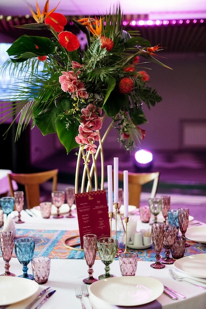 Decoração do salão de banquetes em cores multicoloridas ao estilo maracanã