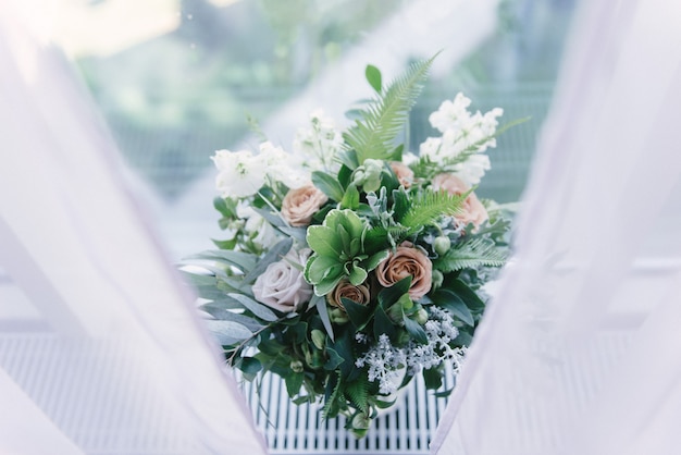 Decoração do salão de banquetes no dia do casamento