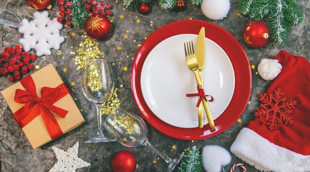 Decoração e configuração de mesa de fundo de Natal. Foco seletivo. Natureza.