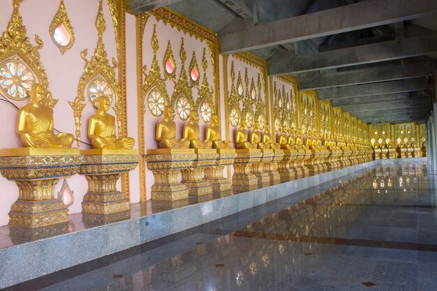 Decoração e interior de Chedi de Wat Phra Maha Chedi Chai Mongkol Nong Phok Temple para pessoas viajam visitam e rezam a estátua de Buda em 19 de setembro de 2017 em Roi Et Tailândia