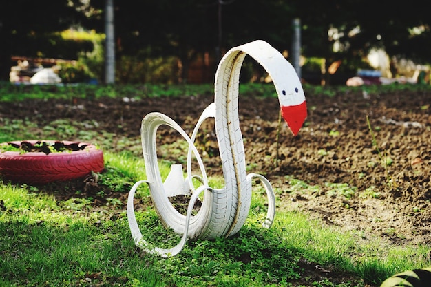 Foto decoração em forma de pássaro feita por pneu no parque