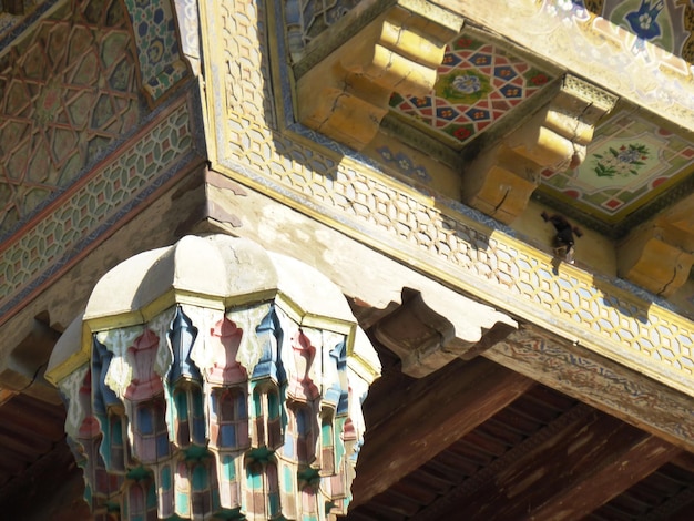 Decoração em uma coluna de madeira em Bukhara