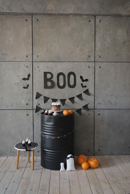 Decoração estilo Halloween, inscrição Boo, fantasmas e abóboras