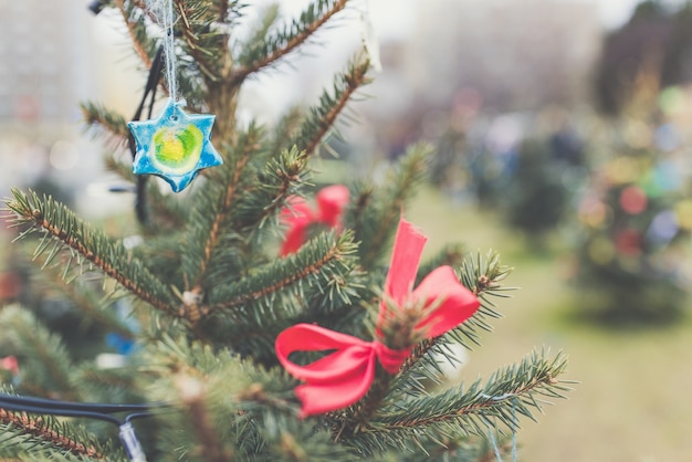 Decoração feita à mão em árvore de natal