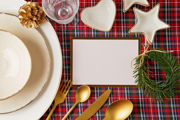 Decoração festiva da mesa de natal para a festa. convite, celebração de natal, conceito de jantar festivo