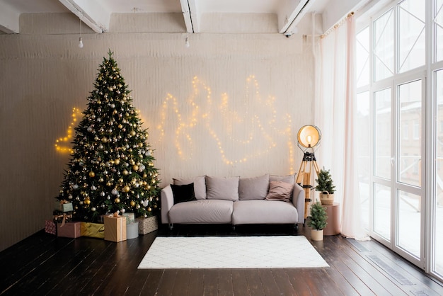 Decoração festiva da sala de estar, estilo escandinavo, árvore de Natal e sofá