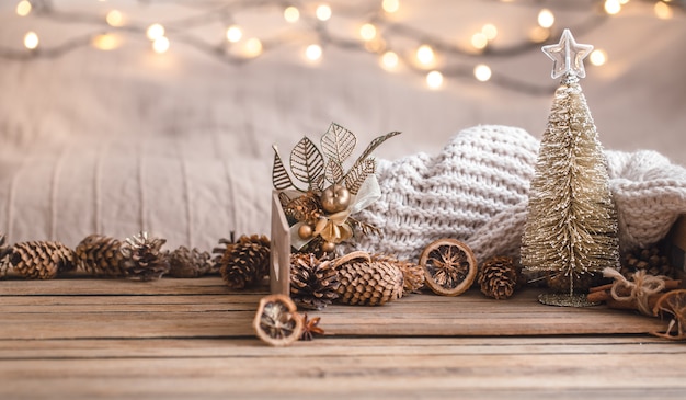 Decoração festiva de Natal ainda vida na parede de madeira