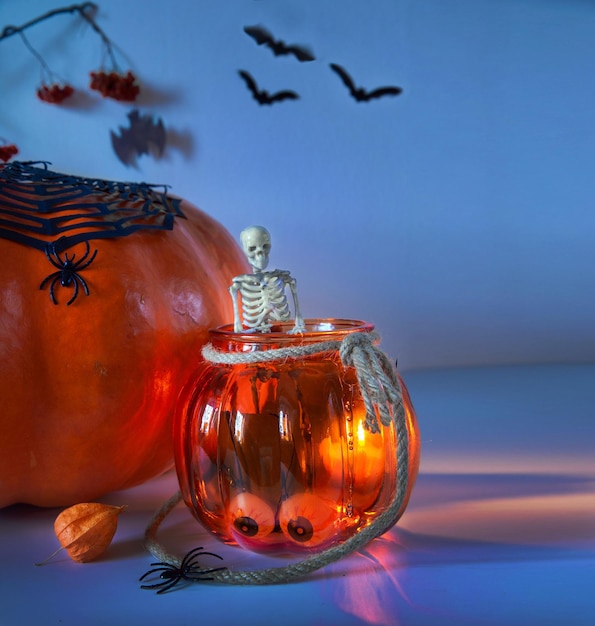 Decoração festiva de outono de morcegos de abóbora e esqueleto na mesa conceito de Halloween com espaço de cópia