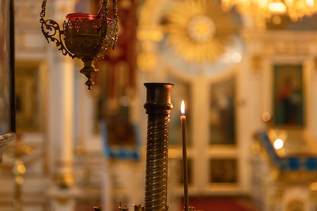 Decoração festiva do interior do cristianismo da igreja ortodoxa com velas acesas e ícone na tradição.