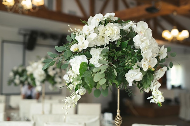 Decoração floral de casamento em branco em banquete em restaurante