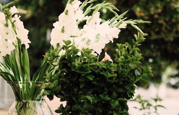 Decoração floral de casamento em restaurante ao ar livre no verão